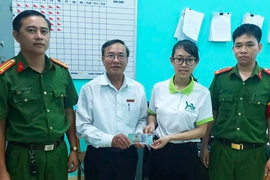 Trao trả 30 triệu đồng cho người đánh rơi