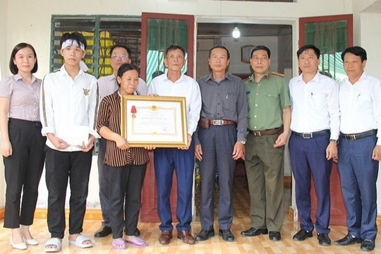Trao Huân chương Dũng cảm cho anh Phạm Ngọc Anh