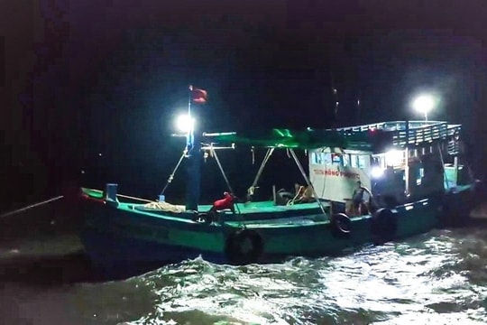 Cứu thành công 4 ngư dân cùng tàu cá gặp nạn trên biển