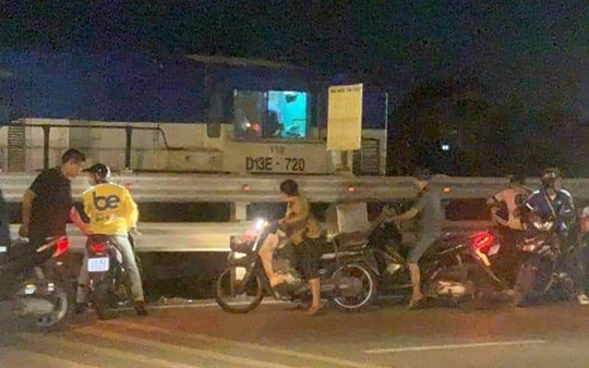 Hà Nội: Bị tông tử vong khi lái xe máy băng qua đường tàu