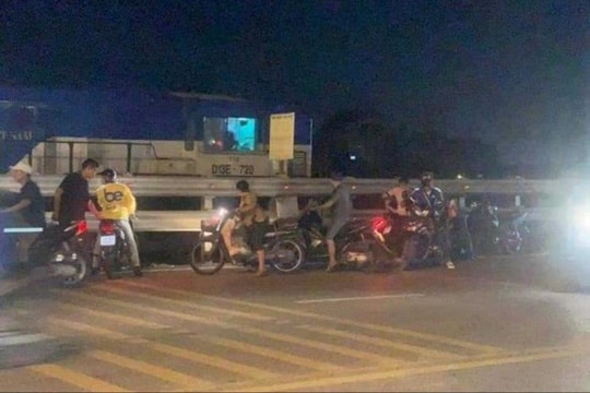 Hà Nội: Tài xế xe máy bị tàu hỏa tông tử vong
