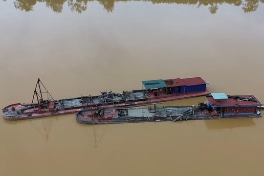 Bắt giữ 2 tàu hút cát trái phép trên sông Mã