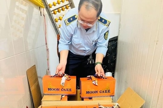 Thu giữ hàng trăm bánh trung thu không rõ nguồn gốc