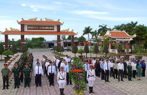 Dâng hương, dâng hoa các Anh hùng liệt sĩ nhân dịp Quốc khánh