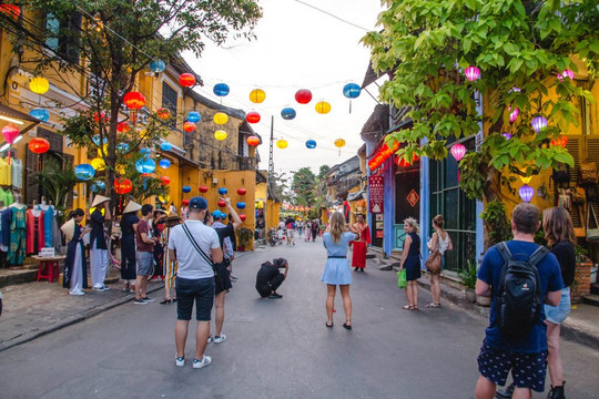 Du lịch phục hồi, khách quốc tế đến Việt Nam không ngừng tăng cao