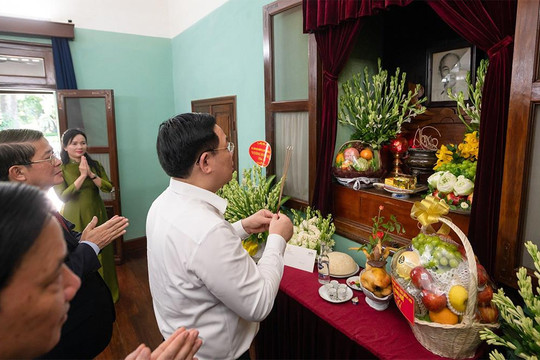 Chủ tịch Quốc hội Vương Đình Huệ dâng hương tưởng niệm Chủ tịch Hồ Chí Minh