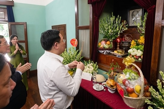 Chủ tịch Quốc hội Vương Đình Huệ dâng hương tưởng niệm Chủ tịch Hồ Chí Minh