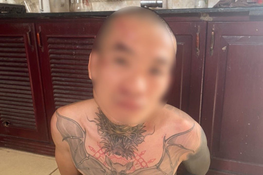 Tạm giữ thanh niên cầm dao uy hiếp người đi đường