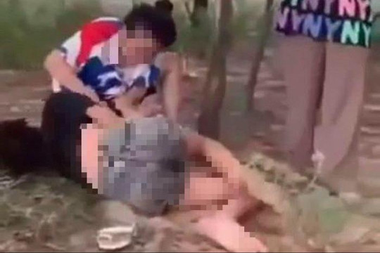 Nữ sinh trung học bị nhóm bạn đánh hội đồng