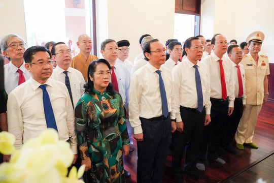Lãnh đạo TP.HCM dâng hương tưởng niệm Chủ tịch Hồ Chí Minh, Chủ tịch Tôn Đức Thắng
