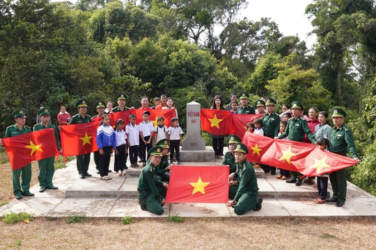 Thiêng liêng Cờ Tổ quốc