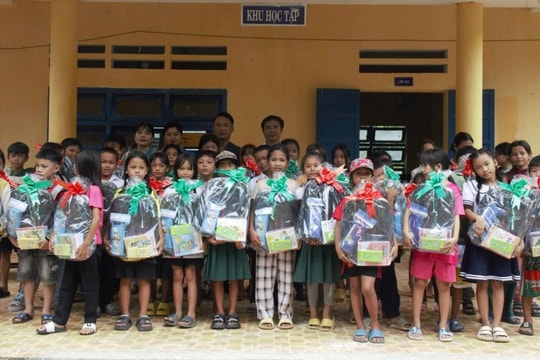 Công đoàn TAND TP. Hội An tặng quà học sinh vùng cao Quảng Nam