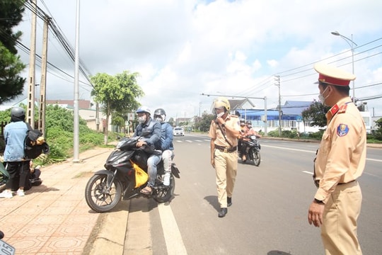 Cảnh sát giao thông có được quyền kiểm tra cốp xe, ví, điện thoại?