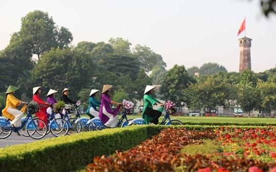 Thướt tha áo dài trong dịp Lễ Quốc khánh tại Hà Nội