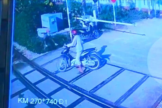 Nhân viên đường sắt lao mình cứu người đàn ông khi tàu đến