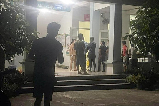 Cha say rượu dùng dao đâm con gái tử vong