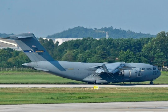 Máy bay vận tải Boeing C-17 Globemaster III của không quân Mỹ tới Hà Nội