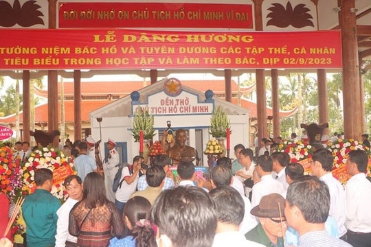 Trang trọng nghi lễ dâng hương, dâng hoa tại Đền thờ Bác Hồ