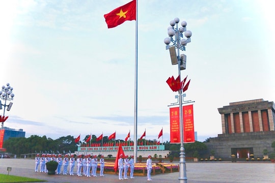 Thượng cờ Tổ quốc trong ngày Quốc khánh