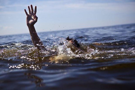 Tìm thấy thi thể nam thanh niên đuối nước khi tắm biển Khe Hai