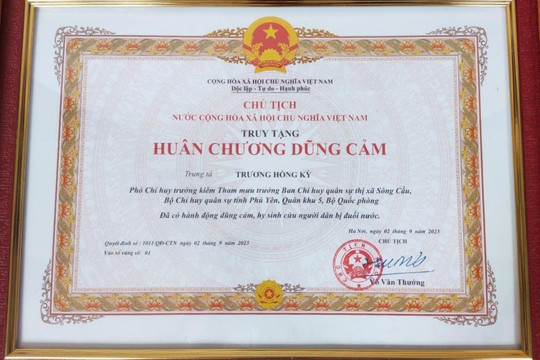 Truy tặng Huân chương dũng cảm cho Trung tá Trương Hồng Kỳ