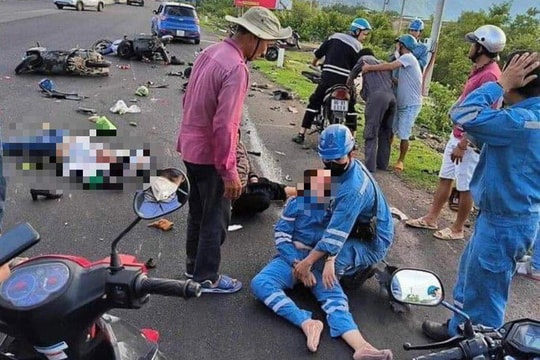 Xe ô tô tông hàng loạt xe máy dừng đèn đỏ