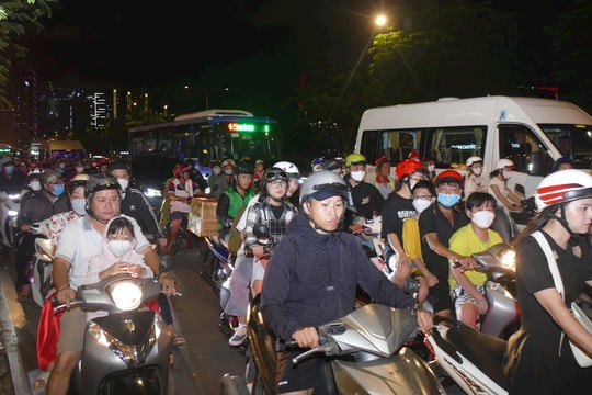 Trung tâm TP.HCM nghẹt thở trước giờ bắn pháo hoa
