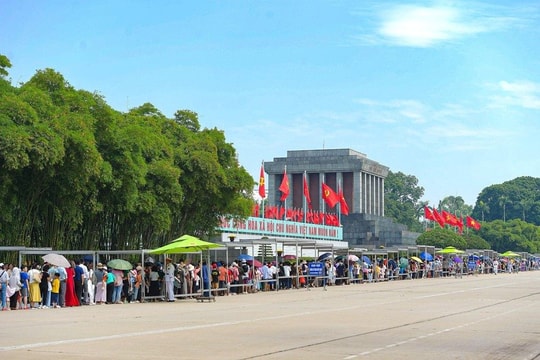 Hàng vạn người dân vào Lăng viếng Bác trong ngày Tết Độc lập