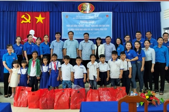 Chi đoàn TAND tỉnh Sóc Trăng trao quà cho học sinh nghèo
