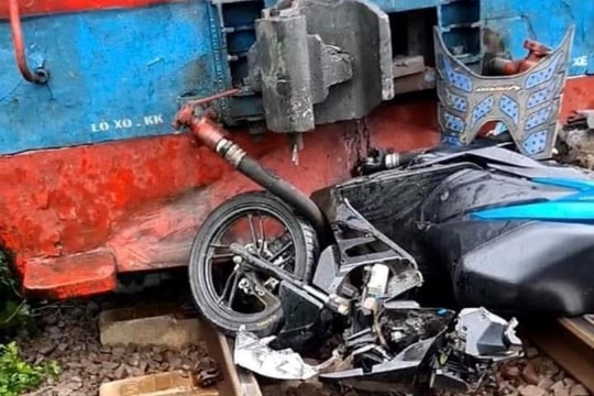 Đồng Nai: Vượt rào chắn tự động, 2 người bị tàu hỏa đâm tử vong