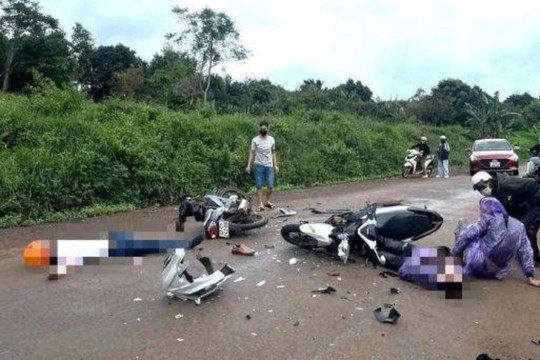 Hai xe máy ngược chiều va chạm, 3 người thương vong