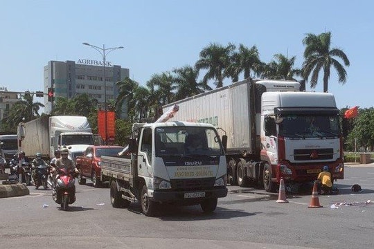 Xe đầu kéo va chạm xe máy, 2 vợ chồng thương vong