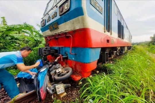 Hai vợ chồng tử vong thương tâm sau va chạm với tàu hỏa
