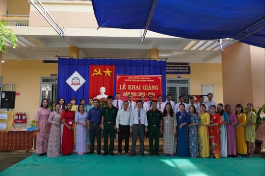 Tòa án quân sự Khu vực 2 Quân khu 5 tặng quà học sinh nghèo nhân dịp khai giảng năm học mới