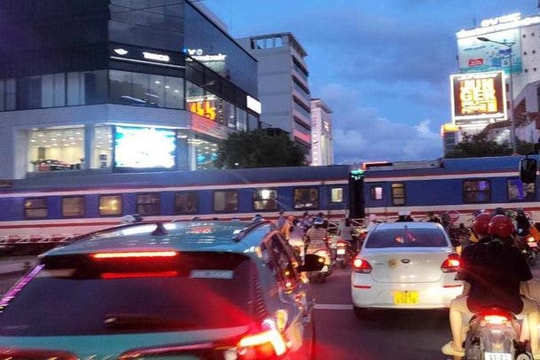 [VIDEO] Lao mình vào đoàn tàu hỏa, người đàn ông tử vong thương tâm