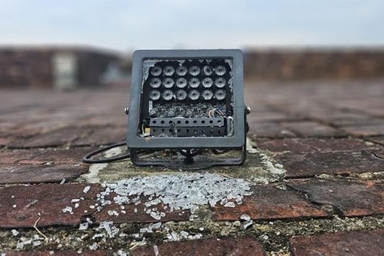 Huế: Nhiều đèn led mỹ thuật ở di tích Kỳ Đài bị đập vỡ