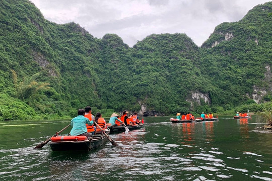 Lượng khách đến Ninh Bình, Hòa Bình tăng mạnh trong dịp nghỉ Lễ Quốc khánh