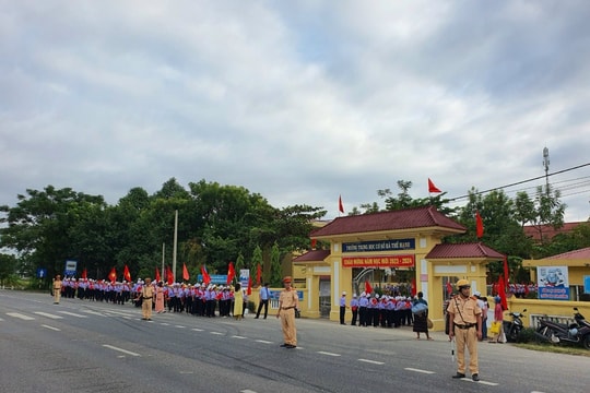 Lực lượng CSGT phối hợp tặng quà cho học sinh có hoàn cảnh khó khăn