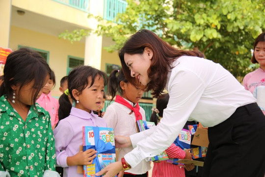 Trao trường đẹp, "cây cầu hạnh phúc" cho học sinh dân tộc thiểu số