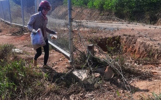 Hàng rào bảo vệ cao tốc Cam Lộ - La Sơn bị tháo dỡ, nguy cơ tai nạn giao thông cao