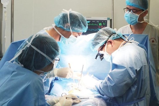 Đặt máy tạo nhịp cho bé 40 ngày tuổi mắc tim bẩm sinh phức tạp