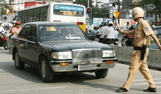 Từ 15/9, CSGT được phép dừng xe người đi đường khi nào?
