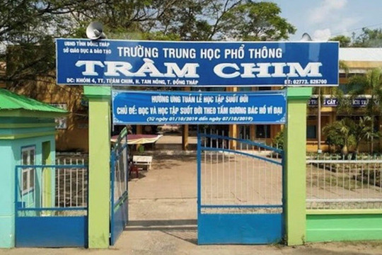 Một hiệu trưởng đột quỵ tại lễ khai giảng