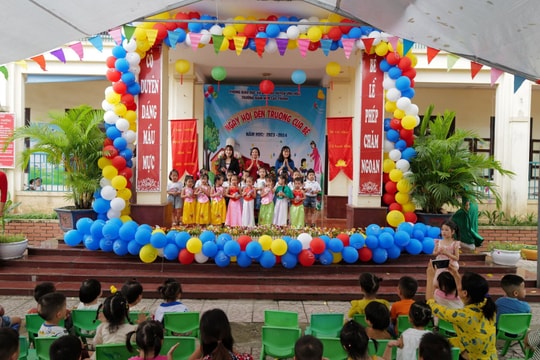 Quỹ sữa vươn cao Việt Nam và Vinamilk trao sữa đến trẻ em nhân dịp năm học mới