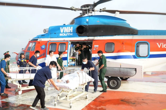 Bị giảm áp do lặn sâu, 3 ngư dân được trực thăng đưa về đất liền cứu chữa