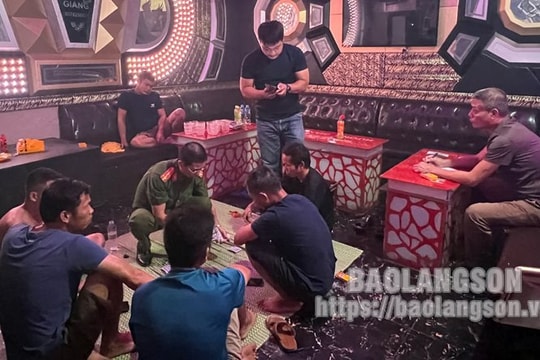Bắt quả tang 7 đối tượng vào quán karaoke đánh bạc