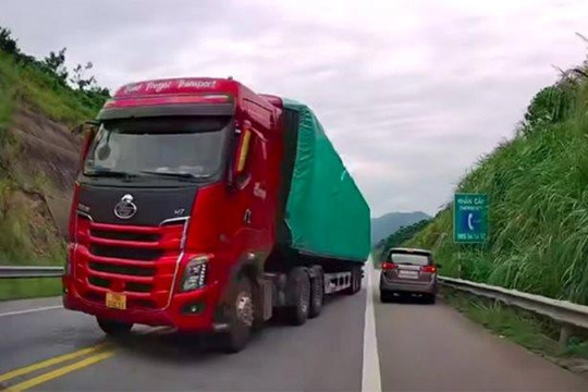 Tước bằng lái của tài xế xe container lấn làn, vượt ẩu