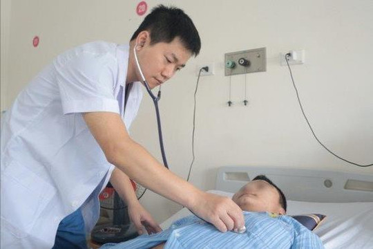 Nổ lốp khi đang sửa xe, thanh niên 18 tuổi nguy kịch