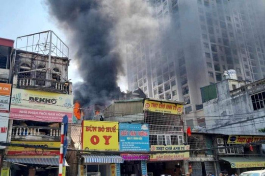 Hà Nội: Khống chế đám cháy trên phố Tam Trinh