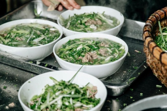 Phở và bánh mì vào danh sách 60 món ăn phải một lần thử trong đời